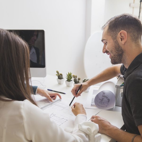 trabalhadores-alegres-no-local-de-trabalho